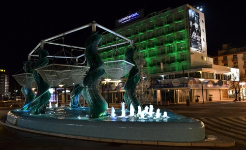 Immagine con fontana, acqua, zampilli, palazzo, luci, notte, verde, notturno, palazzi, piazza, case