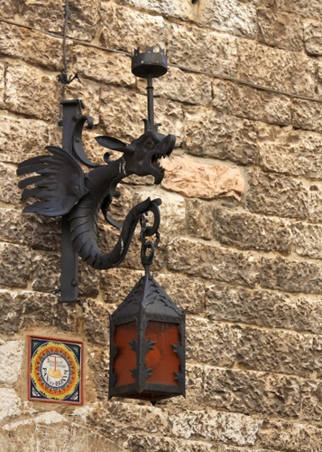 Immagine con drago, lampione, ferro, muro, lanterna, ali, lampada, pietra