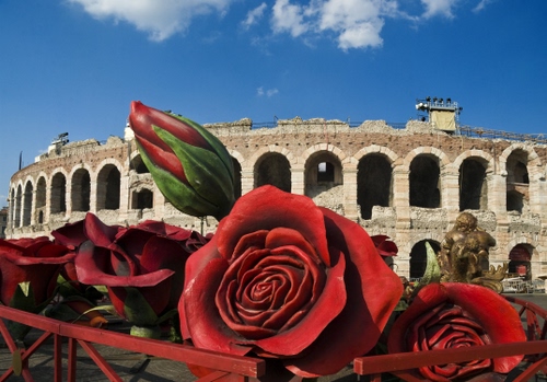 Immagine con rose, rosso, arena, verona, colosseo, bocciolo, cielo, archi, rosse, fiori