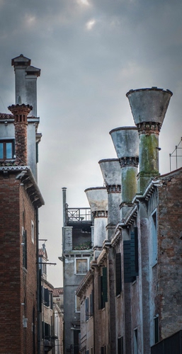 Immagine con finestre, case, comignoli, nuvole, camini, cielo, prospettiva, persiane