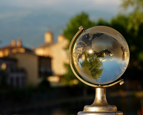 Immagine con mappamondo, sfera, riflesso, riflessi, sfocato, trasparenza, mondo, albero, vetro, case, alberi