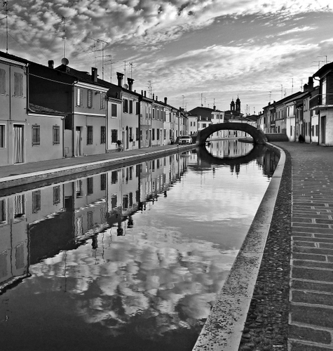 Immagine con ponte, canale, nuvole, riflesso, bianconero, acqua, fiume, riflessi, case