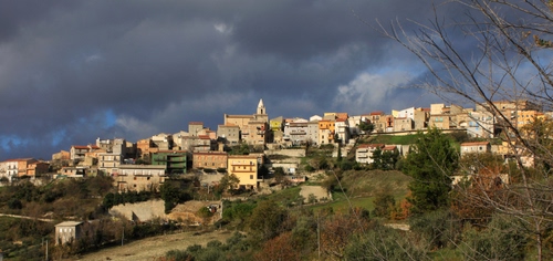 Immagine con nuvole, cielo, case, panorama, alberi, collina, verde, paese, campanile, rami, borgo, piante, paesaggio, maltempo, nuvoloso, chiesa
