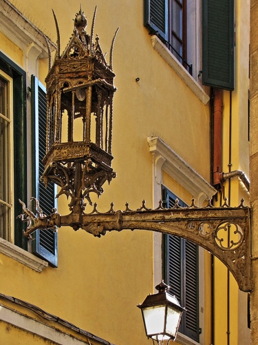 Immagine con finestre, lampione, lampioni, persiane, ferro, giallo, palazzo, oro, casa, antico, muro