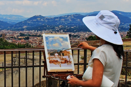 Immagine con cappello, quadro, pittrice, panorama, pennello, donna, montagne, paesaggio, terrazza, dipingere