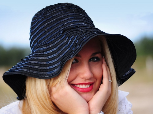 Immagine con cappello, donna, mani, sorriso, occhi, bocca, ragazza, bionda, nero, capelli, viso
