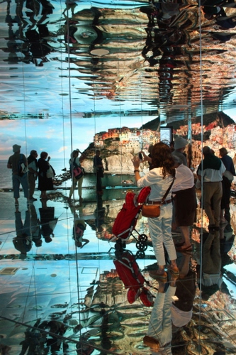 Immagine con persone, riflesso, visitatori, expo, riflessi, specchi, passeggino, rosso, fotografia, padiglione