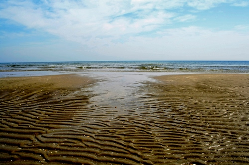 Immagine con mare, sabbia, spiaggia, nuvole, acqua, onde, cielo