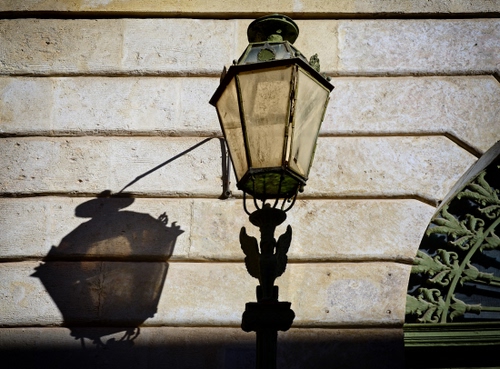 Immagine con ombra, lampione, muro, righe, vetro, ferro, verde