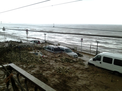 Immagine con mare, fango, auto, acqua, macchine, maltempo, automobili, ringhiera, frana