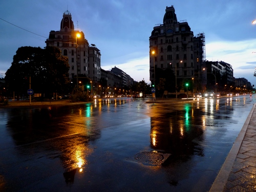 Immagine con riflessi, luci, strada, palazzi, pioggia, notte, bagnato, notturno
