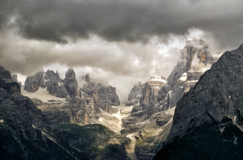 Immagine con nuvole, montagne, neve, cielo, maltempo, vette, cime, rocce, dolomiti, montagna, roccia