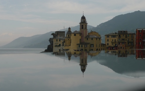 Immagine con campanile, riflesso, chiesa, lago, acqua, mare, montagna, borgo, cielo, riflessi, case