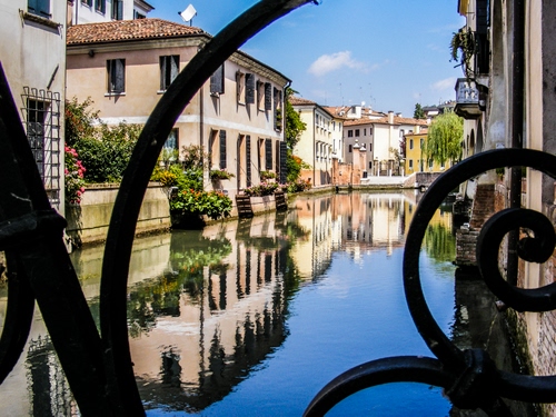 Immagine con canale, acqua, riflesso, case, ringhiera, fiume, azzurro, finestre, riflessi, palazzi