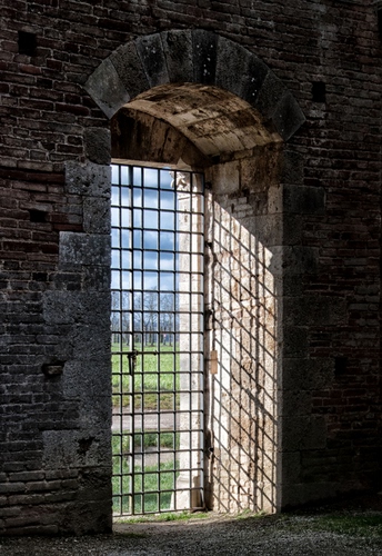 Immagine con grata, arco, ombre, porta, ombra, finestra, cancello, inferriata, quadrati, cielo, muro, ferro