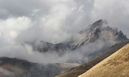 Immagine con nuvole, montagne, montagna, nebbia, roccia, bianco, rocce, cime, prato, cima, maltempo
