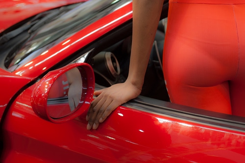 Immagine con rosso, mano, specchietto, donna, automobile, macchina, auto, rossa, sedere, modella