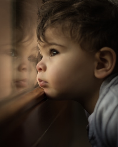 Immagine con bambino, riflesso, occhi, sguardo, naso, viso, finestra, vetro, capelli