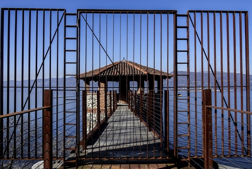 Immagine con pontile, cancello, mare, lago, acqua, cielo, ferro, molo, cancellata, tetto, ponte