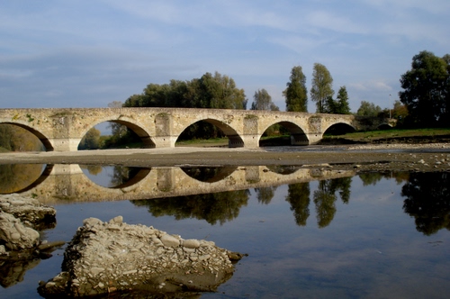 Immagine con ponte, fiume, alberi, acqua, archi, riflesso, riflessi, arcate