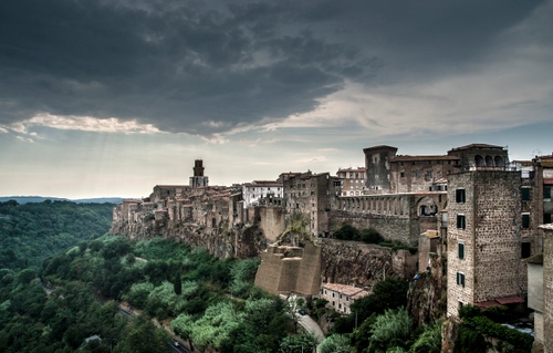 Immagine con nuvole, alberi, castello, verde, cielo, panorama, finestre, mura, torre, borgo, paesaggio, città, fortezza, paese, case