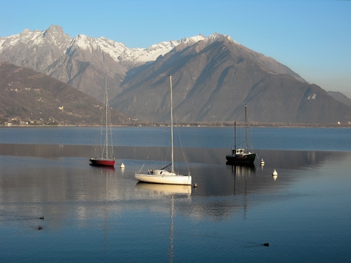 Immagine con barche, lago, montagne, neve, montagna, acqua, panorama, riflessi