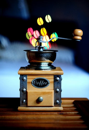 Immagine con caffè, macinino, chicchi, legno, manovella, marrone, colori, macinacaffè, pomello, sfocato