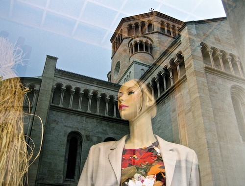 Immagine con manichino, riflesso, vetrina, chiesa, paglia, colonne, riflessi
