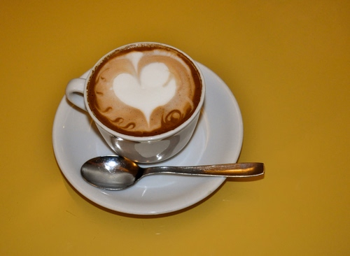 Immagine con cucchiaino, piattino, caffè, tazza, cuore, tazzina, cappuccino, bianco, marrone