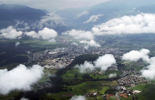 Immagine con nuvole, panorama, montagne, città, case, cielo, verde, paesaggio, bianco, aerea, strade