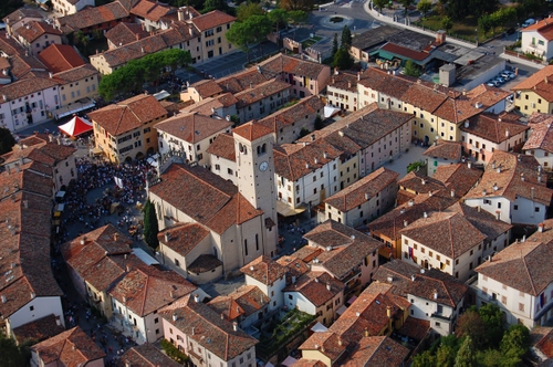 Immagine con chiesa, tetti, panorama, campanile, case, paese, città, piazza