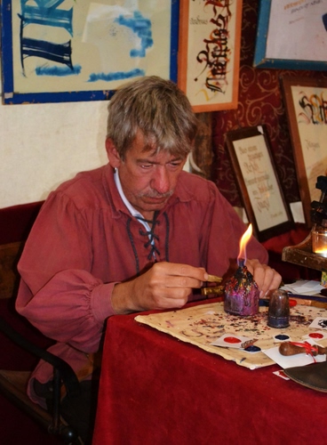 Immagine con fiamma, rosso, fuoco, artigiano, uomo, mani, tavolo, colori, mano, quadri, artista, tovaglia, naso