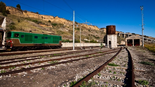 Immagine con binari, treno, verde, pali, locomotiva, vagone, ferrovia, montagna, cielo, prospettiva, stazione