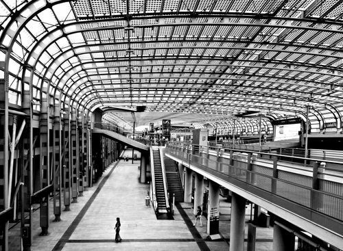Immagine con scale, stazione, bianconero, scala, geometrie, ringhiera, colonne, gradini, persona