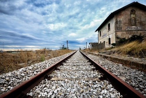 Immagine con binari, nuvole, stazione, sassi, cielo, casello, rotaie, ghiaia, prospettiva, ferrovia