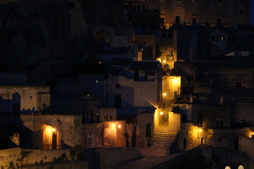 Immagine con luci, case, notturno, paese, borgo, scale, notte, scala, città