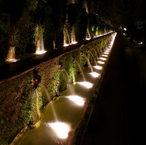 Immagine con acqua, fontana, luci, notte, zampilli, prospettiva, notturno, fontane