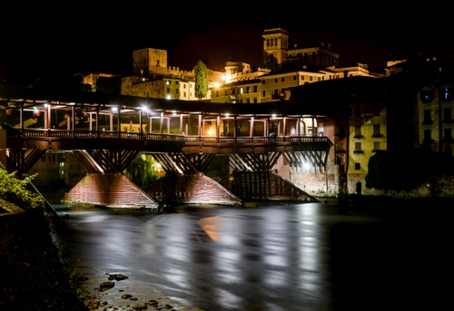 Immagine con ponte, fiume, luci, notturno, notte, acqua, città, case, torre