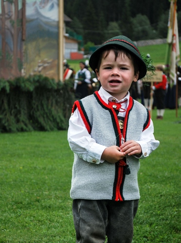 Immagine con cappello, bambino, prato, verde, erba, tirolese, gilet, costume, gilè, ritratto, bambini