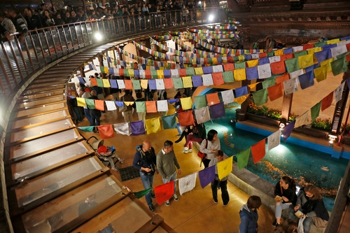 Immagine con colori, persone, bandierine, gente, bandiere, luci, scala, expo, ringhiera, giallo, bianco, acqua, manifestazione, rosso