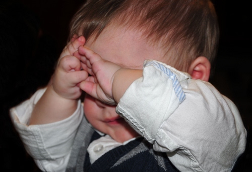 Immagine con mani, bambino, camicia, capelli, piccolo, orecchio, viso, braccia, sonno