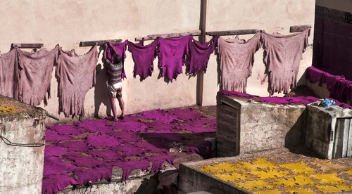 Immagine con viola, giallo, uomo, pelli, colori, persona, tintore, appesi, stesi, panni, asciugare, tintura, stoffe, lilla, stendere, bucato