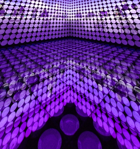 Immagine con viola, cerchi, riflesso, geometrie, riflessi, stanza, nero, geometrico, luci