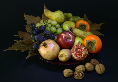 Immagine con frutta, uva, noci, mela, pere, pera, cachi