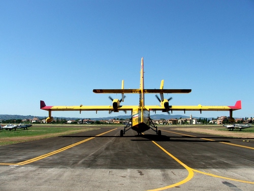 Immagine con aereo, pista, giallo, ali, eliche, aeroporto, cielo, azzurro, linee