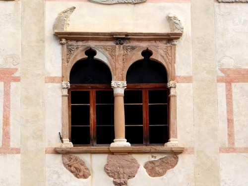 Immagine con bifora, finestre, finestra, archi, colonne, bassorilievi, muro, capitelli, colonna, due, colonnine, decorazioni, palazzo, legno, affreschi, bianco