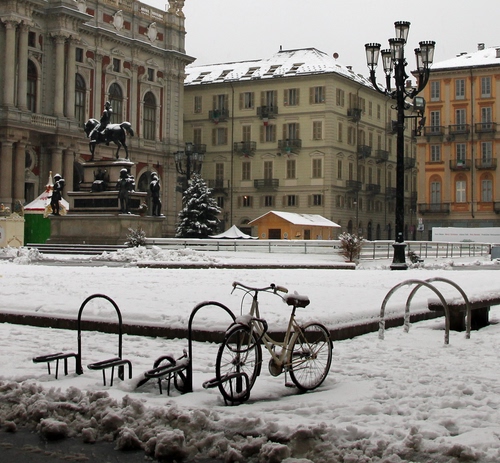 Immagine con bicicletta, neve, inverno, piazza, monumento, lampione, città, bianco