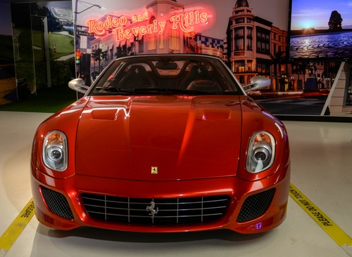 Immagine con ferrari, cavallino, rosso, auto, rossa, scritta, fari, automobile, esposizione