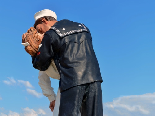 Immagine con marinaio, bacio, donna, statua, statue, cielo, blu, monumento, infermiera