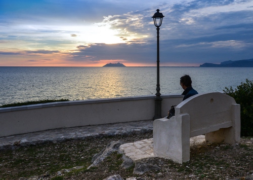 Immagine con mare, panchina, lampione, tramonto, isola, acqua, cielo